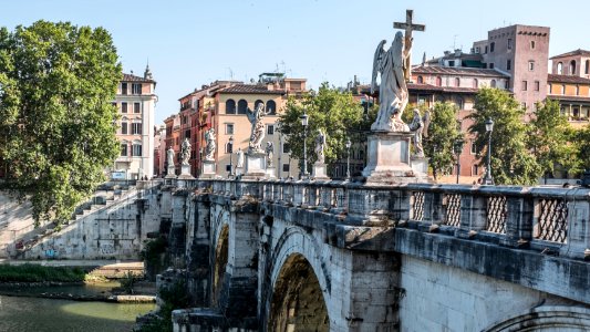 Ponte Sant'Angelo sobre el río Tíber photo