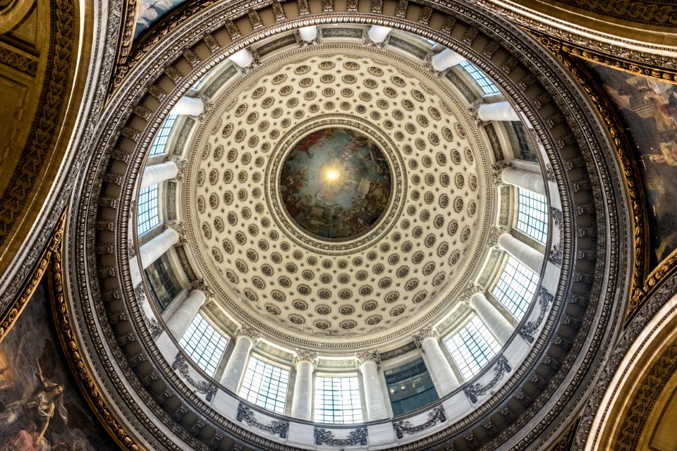 Vista interior de la cúpula de "le Panthéon", en París.