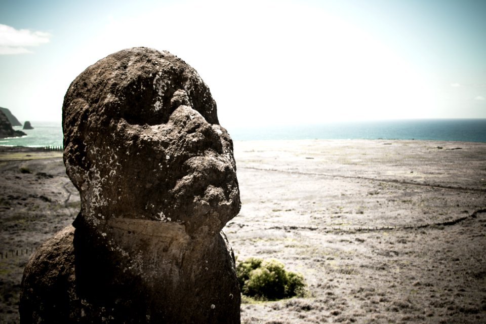 El moai arrodillado / Moai Tukuturi