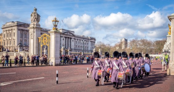 Salida de la banda de la Guardia de Gales del palacio de Buckingham