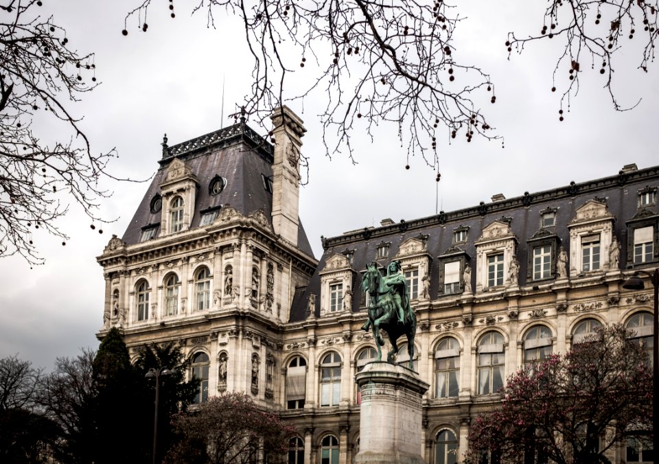 Estatua ecuestre de Étienne Marcel junto al Hôtel de Ville (Municipalidad) de París