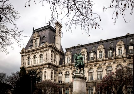 Estatua ecuestre de Étienne Marcel junto al Hôtel de Ville (Municipalidad) de París photo