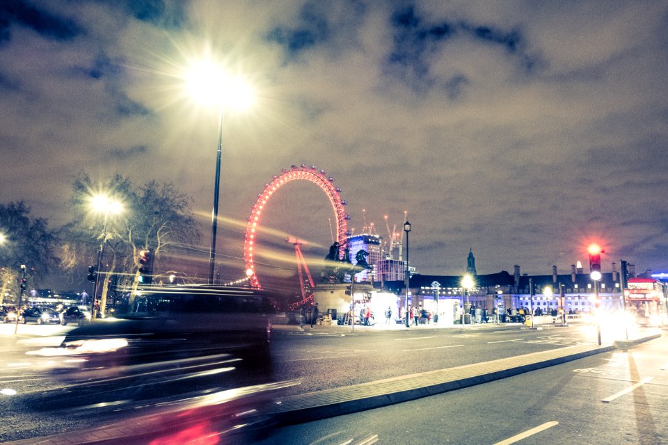 London Eye desde el puente de Westminster, en Londres