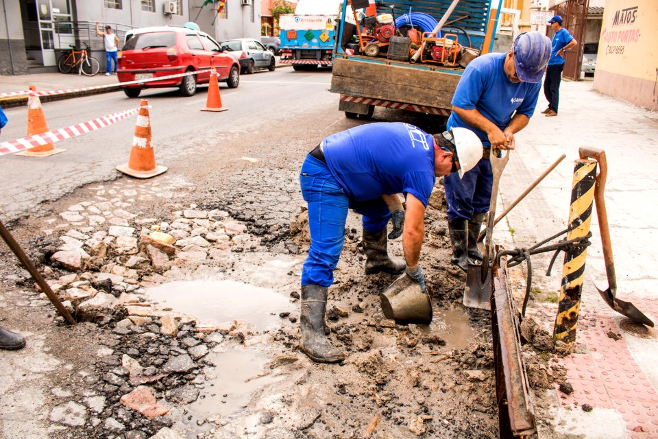 28.10.2019 -Obras de recuperação da rua Professor Araújo - Foto Michel Corvello