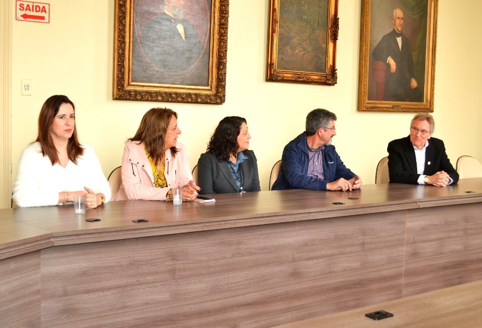 17.10.19 Prefeita recebe líder Raps Maryanne Ribeiro - Foto Adriana Rabassa