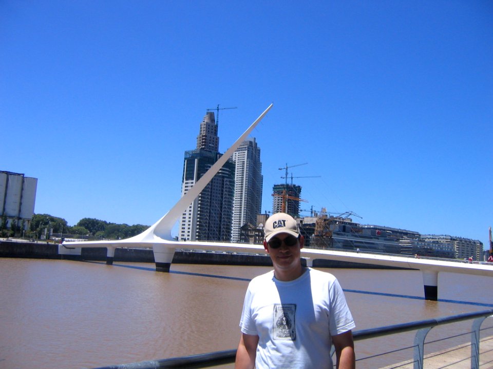 Junto al Puente de la Mujer, en Buenos Aires