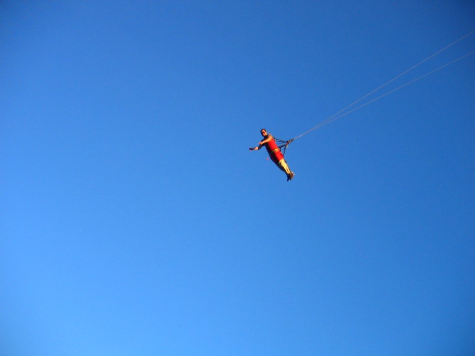 Volando a 60 metros de altura en el Parque de la Costa.