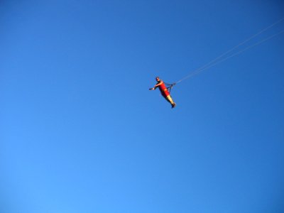 Volando a 60 metros de altura en el Parque de la Costa.