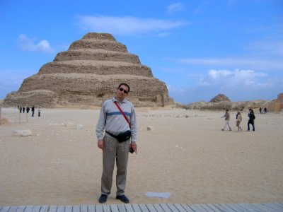 Junto a la pirámide escalonada de Zoser, diseñada por Imhotep