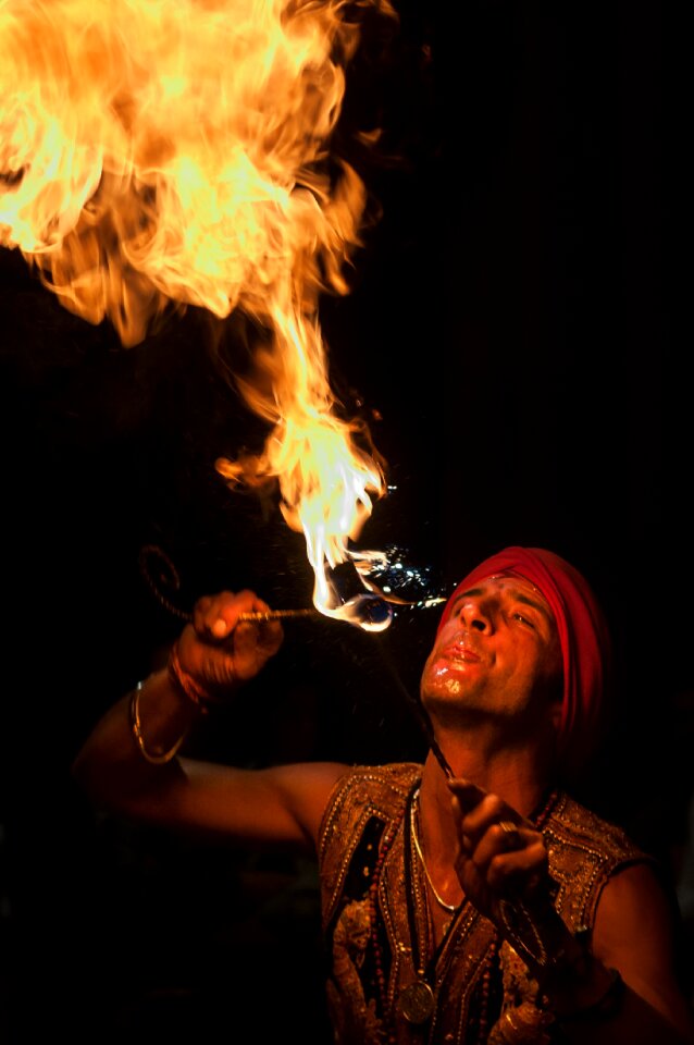 Artist juggler fire