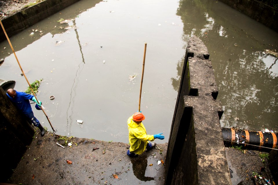 04.10.2019 - Prefeita Paula Mascarenhas vistoria sistema de drenagem na Casa de Bomba Anglo e obra na rua Gomes Carneiro - Foto: Gustavo Vara