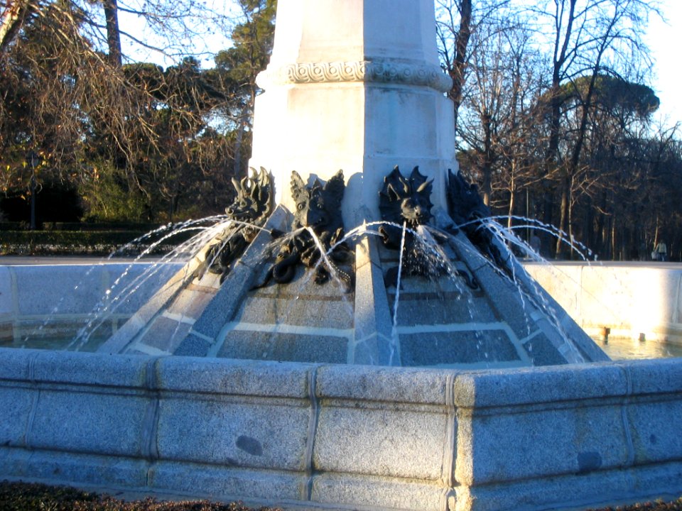 Detalle de la Fuente del Ángel Caído