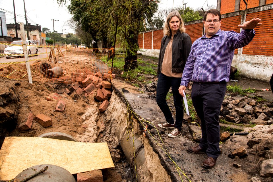 04.10.2019 - Prefeita Paula Mascarenhas vistoria sistema de drenagem na Casa de Bomba Anglo e obra na rua Gomes Carneiro - Foto: Gustavo Vara