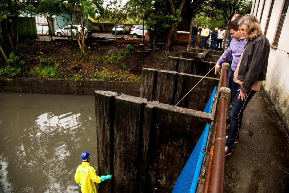 04.10.2019 - Prefeita Paula Mascarenhas vistoria sistema de drenagem na Casa de Bomba Anglo e obra na rua Gomes Carneiro - Foto: Gustavo Vara