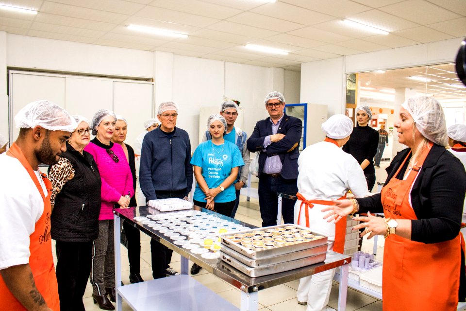 27.09.2019 - Vice-prefeito Idemar Barz e o secretário Gilmar Bazanella da Sdeti realizam visita guiada à fábrica de doces Monalu como parte da Semana do Turismo - Foto Michel Corvello