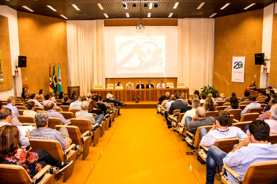 01.10.2019 - Vice-prefeito Idemar Barz prestigia o 20º Aniversário da Fapeg - Foto Michel Corvello