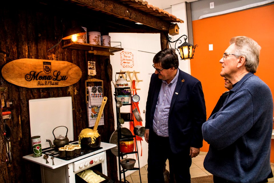 27.09.2019 - Vice-prefeito Idemar Barz e o secretário Gilmar Bazanella da Sdeti realizam visita guiada à fábrica de doces Monalu como parte da Semana do Turismo - Foto Michel Corvello