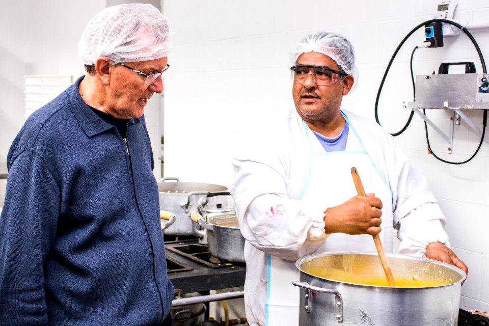 27.09.2019 - Vice-prefeito Idemar Barz e o secretário Gilmar Bazanella da Sdeti realizam visita guiada à fábrica de doces Monalu como parte da Semana do Turismo - Foto Michel Corvello