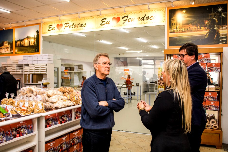 27.09.2019 - Vice-prefeito Idemar Barz e o secretário Gilmar Bazanella da Sdeti realizam visita guiada à fábrica de doces Monalu como parte da Semana do Turismo - Foto Michel Corvello