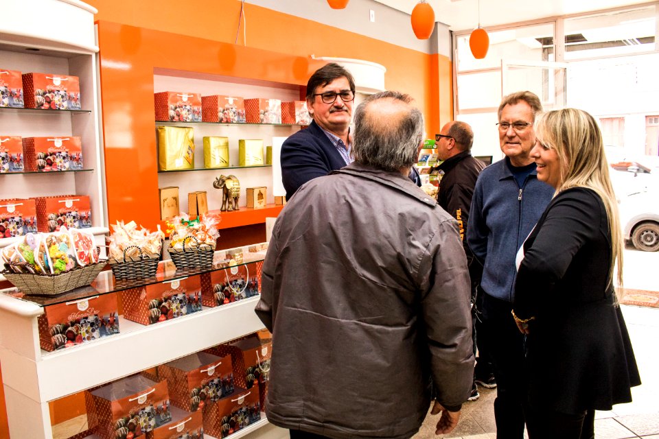 27.09.2019 - Vice-prefeito Idemar Barz e o secretário Gilmar Bazanella da Sdeti realizam visita guiada à fábrica de doces Monalu como parte da Semana do Turismo - Foto Michel Corvello