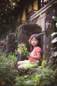 Daughter of Nhã (desatured amber)
