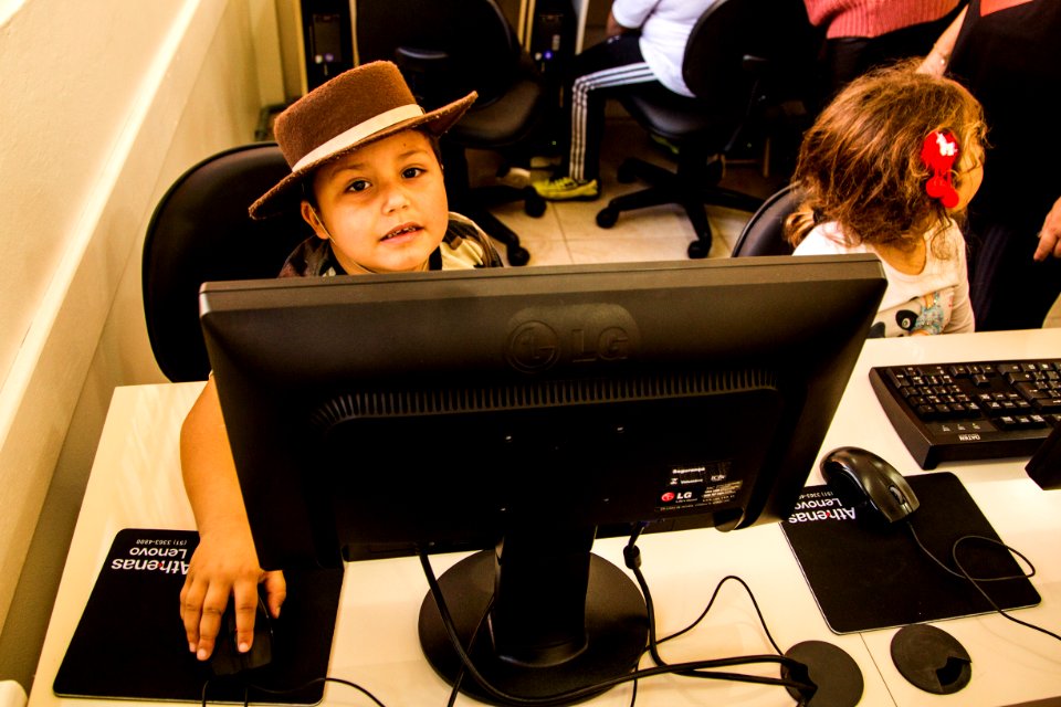 19.09.2019 - Prefeita Paula Mascarenhas visita o novo laboratório de informática da Emef Mário Meneghetti - Foto: Gustavo Vara