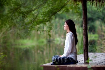 meditatie-vrouw-groen unsplash kosal-ley-186072