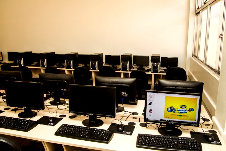 19.09.2019 - Prefeita Paula Mascarenhas visita o novo laboratório de informática da Emef Mário Meneghetti - Foto: Gustavo Vara