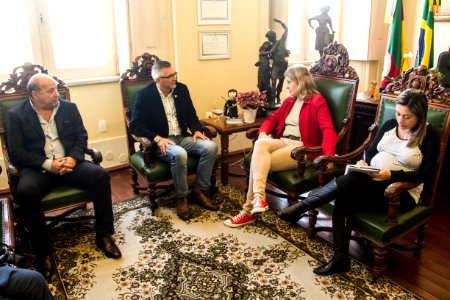 19.09.2019 - Prefeita Paula Mascarenhas visita o novo laboratório de informática da Emef Mário Meneghetti - Foto: Gustavo Vara