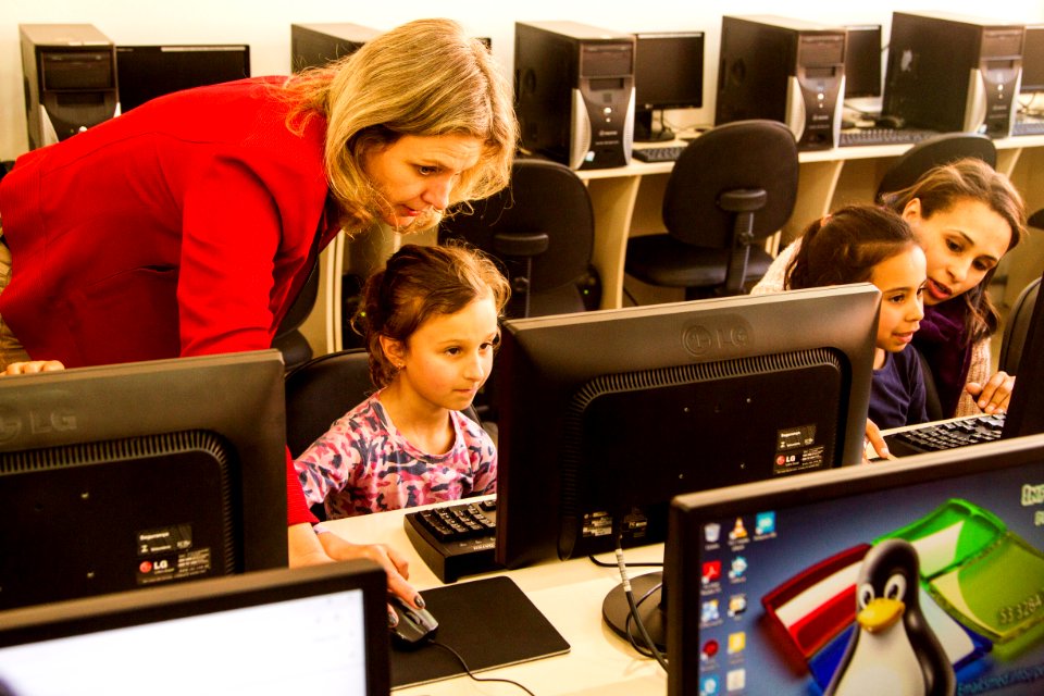 19.09.2019 - Prefeita Paula Mascarenhas visita o novo laboratório de informática da Emef Mário Meneghetti - Foto: Gustavo Vara