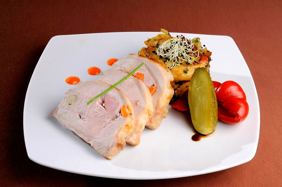 COTLET DE PORC IMPANAT CARTOFI TARANESTI SALATA DE MURATURI