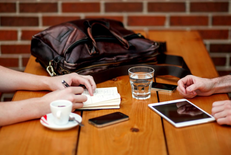 iphone-ipad-tafel-handen CC0 unsplash Alejandro Escamilla