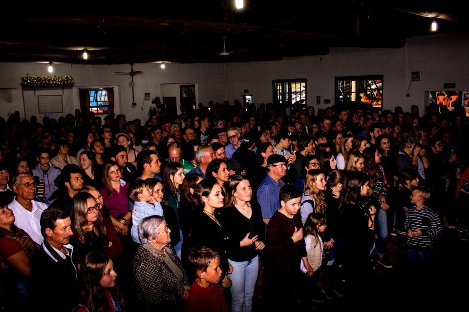 08.09.2019 - Vice-prefeito Idemar Barz e o secretário de Desenvolvimento Rural, Jair Seidel participam de festa na colônia com escolha da corte do pêssego - Foto Michel Corvello