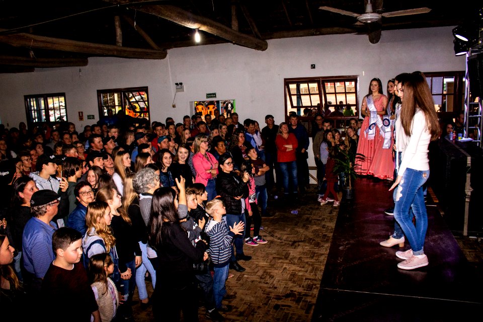 08.09.2019 - Vice-prefeito Idemar Barz e o secretário de Desenvolvimento Rural, Jair Seidel participam de festa na colônia com escolha da corte do pêssego - Foto Michel Corvello