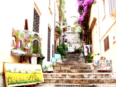Street stairs Taormina Sicilia Italy - Creative Commons by gnuckx photo