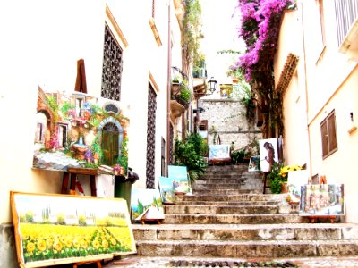 Street stairs Taormina Sicilia Italy - Creative Commons by gnuckx