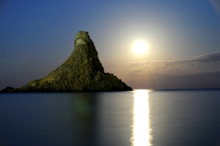 Acitrezza Faraglioni Moon Rise Sicilia Italy Italia - Creative Commons by gnuckx