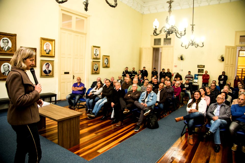 02.09.2019 - Prefeita Paula Mascarenhas realiza a entrega de novas autorizações aos taxistas - Foto: Gustavo Vara