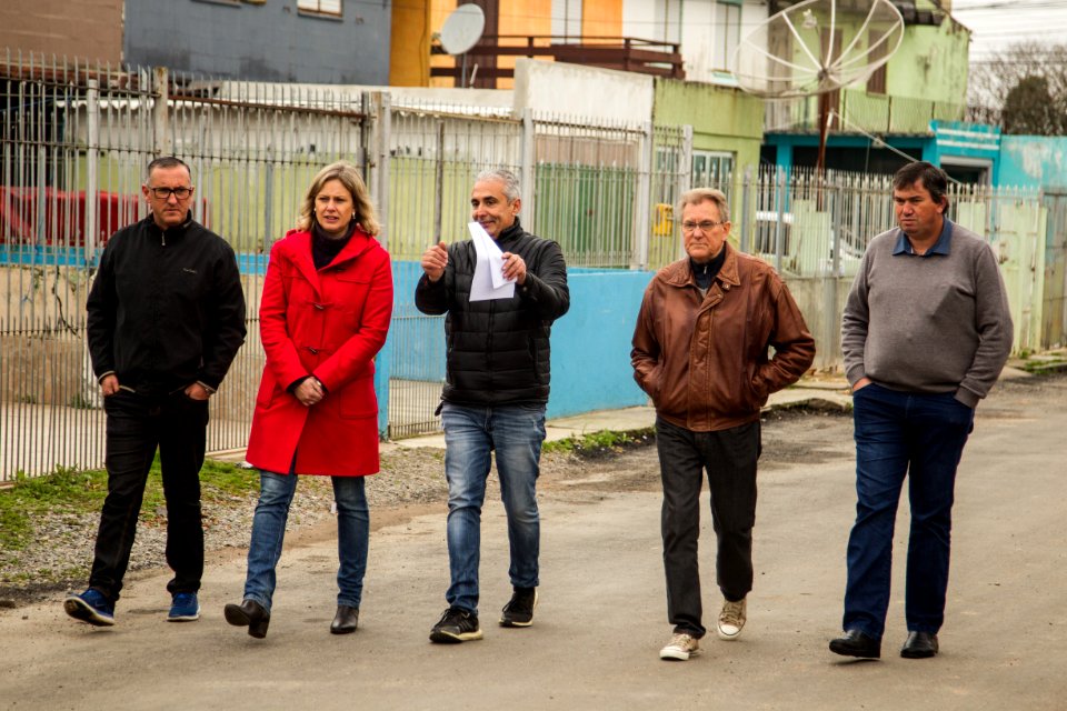 15.08.2019 - Prefeita Paula Mascarenhas e o vice Idemar Barz realizam caminhada de entrega dos passeios 21 e 26 da Cohab Lindoia - Foto: Gustavo Vara