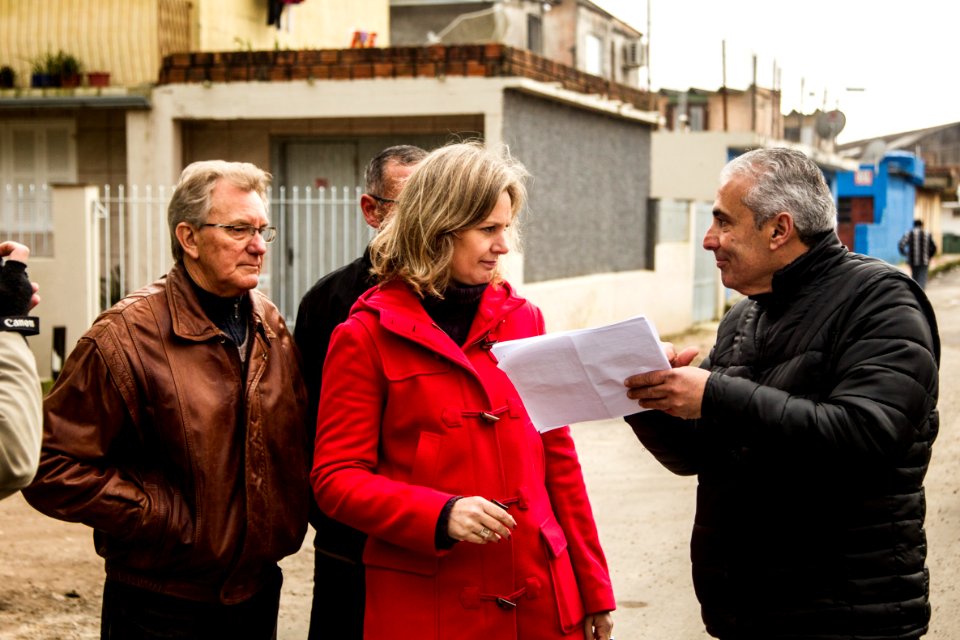 15.08.2019 - Prefeita Paula Mascarenhas e o vice Idemar Barz realizam caminhada de entrega dos passeios 21 e 26 da Cohab Lindoia - Foto: Gustavo Vara