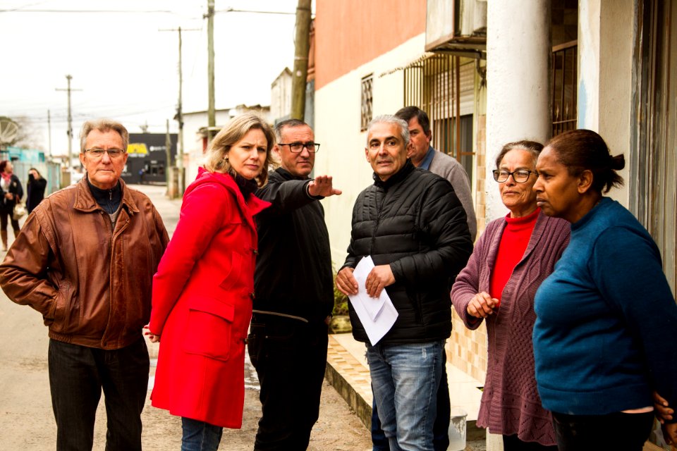 15.08.2019 - Prefeita Paula Mascarenhas e o vice Idemar Barz realizam caminhada de entrega dos passeios 21 e 26 da Cohab Lindoia - Foto: Gustavo Vara