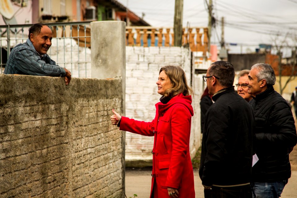 15.08.2019 - Prefeita Paula Mascarenhas e o vice Idemar Barz realizam caminhada de entrega dos passeios 21 e 26 da Cohab Lindoia - Foto: Gustavo Vara