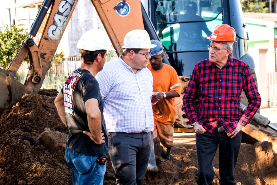 07.08.2019 - Prefeito em exercício Idemar Barz visita obras de esgoto da rua Félix Antonio Caputo - Foto Michel Corvello