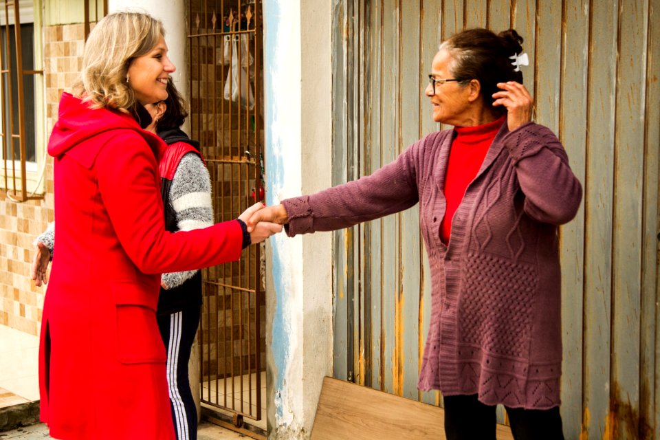 15.08.2019 - Prefeita Paula Mascarenhas e o vice Idemar Barz realizam caminhada de entrega dos passeios 21 e 26 da Cohab Lindoia - Foto: Gustavo Vara