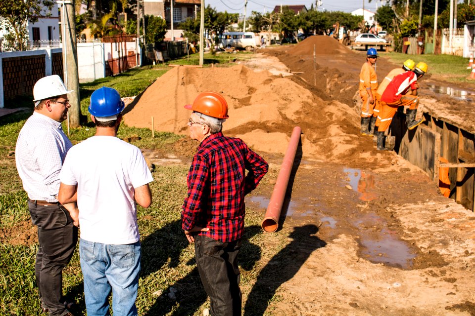 07.08.2019 - Prefeito em exercício Idemar Barz visita obras de esgoto da rua Félix Antonio Caputo - Foto Michel Corvello