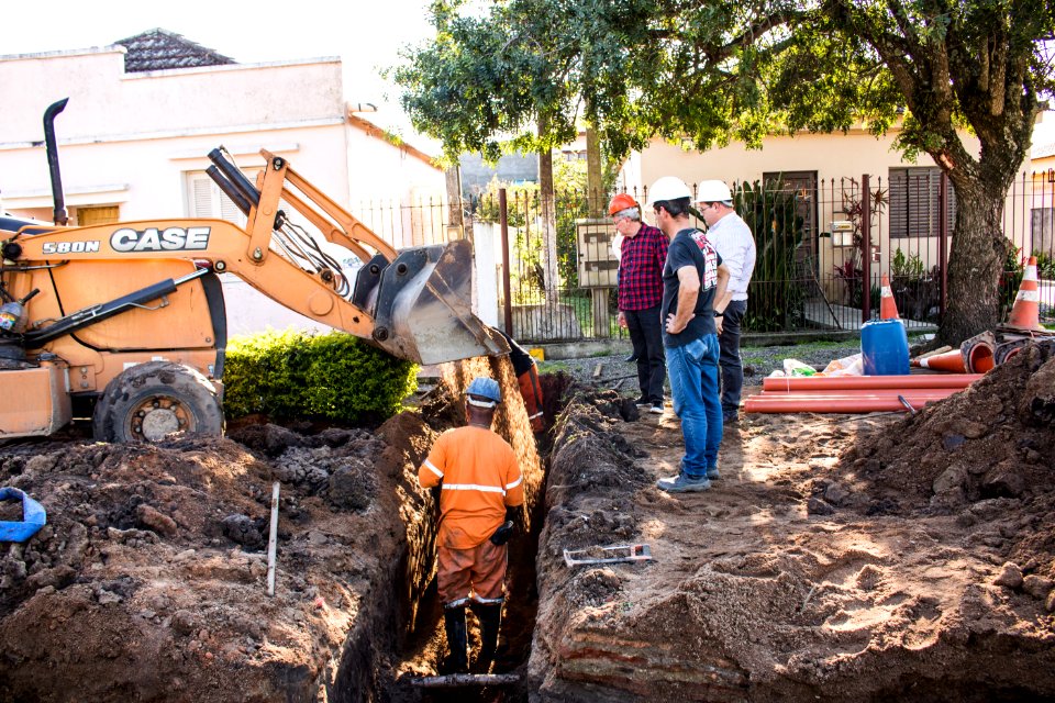 07.08.2019 - Prefeito em exercício Idemar Barz visita obras de esgoto da rua Félix Antonio Caputo - Foto Michel Corvello