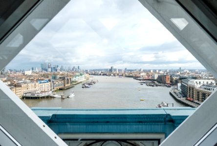Vista del Támesis desde lo alto del Puente de la Torre, Londres. photo