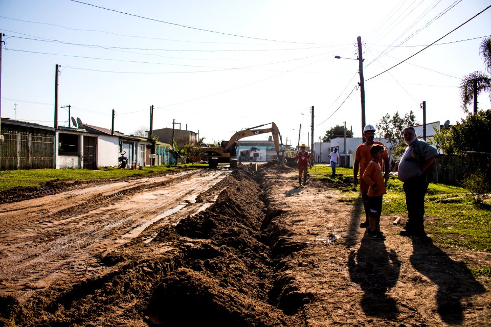 07.08.2019 - Prefeito em exercício Idemar Barz visita obras de esgoto da rua Félix Antonio Caputo - Foto Michel Corvello
