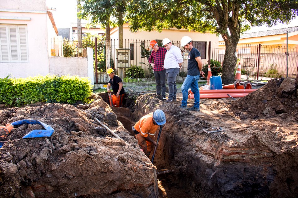 07.08.2019 - Prefeito em exercício Idemar Barz visita obras de esgoto da rua Félix Antonio Caputo - Foto Michel Corvello