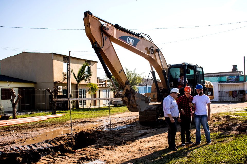 07.08.2019 - Prefeito em exercício Idemar Barz visita obras de esgoto da rua Félix Antonio Caputo - Foto Michel Corvello